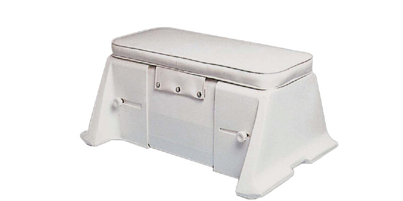 Panca bianca in plastica robusta per esterni, design minimalista e cuscino imbottito per maggiore comfort.