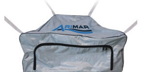 Sacca grigia Arimar per equipaggiamenti nautici con tasca frontale e cinghie, ideale per trasportare accessori marini.