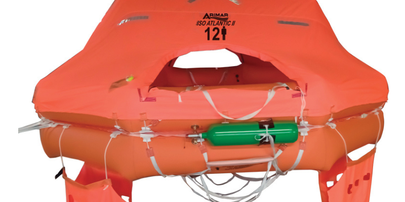 Zattera di salvataggio ISO Atlantic Arimar 12 posti, arancione, con attrezzatura di sopravvivenza per emergenze in mare.