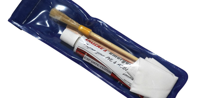 Kit di emergenza blu con pennello, tubetto e garza, ideale per piccole riparazioni e manutenzioni rapide.