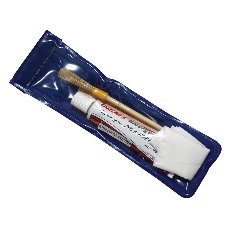 Kit di emergenza blu con pennello, tubetto e garza, ideale per piccole riparazioni e manutenzioni rapide.